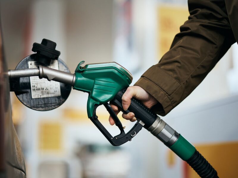 Rast cien v USA: Benzín a prenájom bývania ťahajú infláciu, FED zvažuje opatrenia