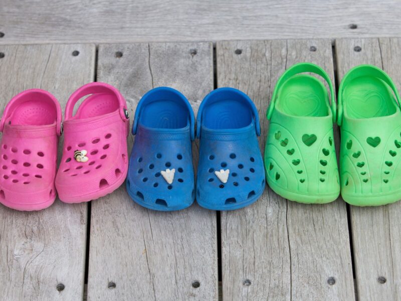 Crocs Inc.: Od kontroverznej obuvi k burzovému fenoménu