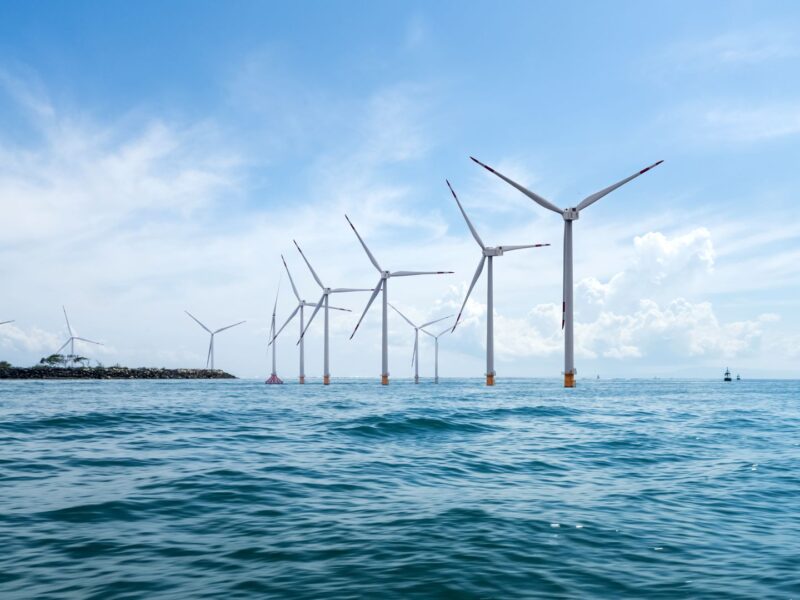 Miliardová emisia otriasla veternou energetikou