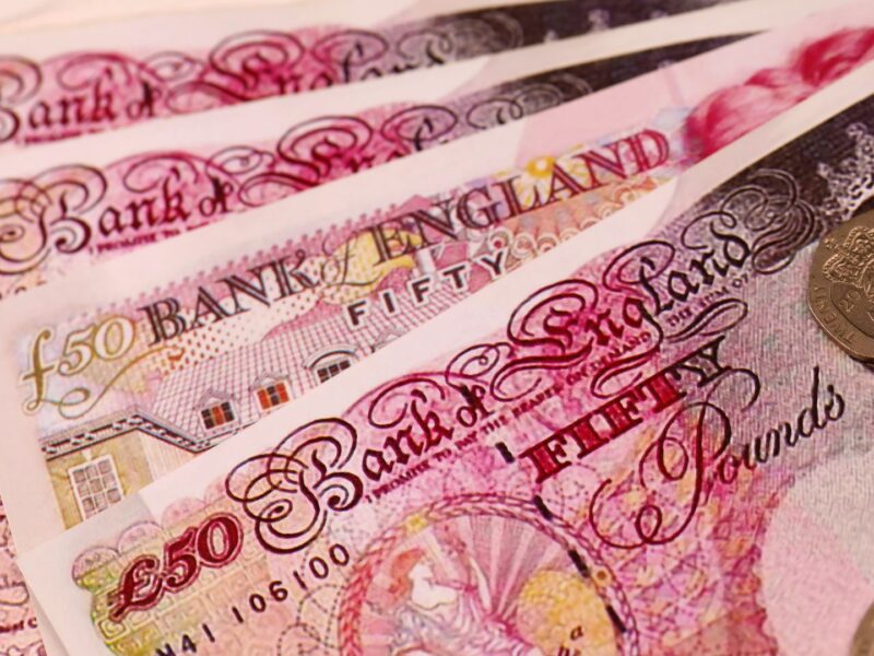 Britské výnosy lámu rekordy, libra stráca pôdu pod nohami